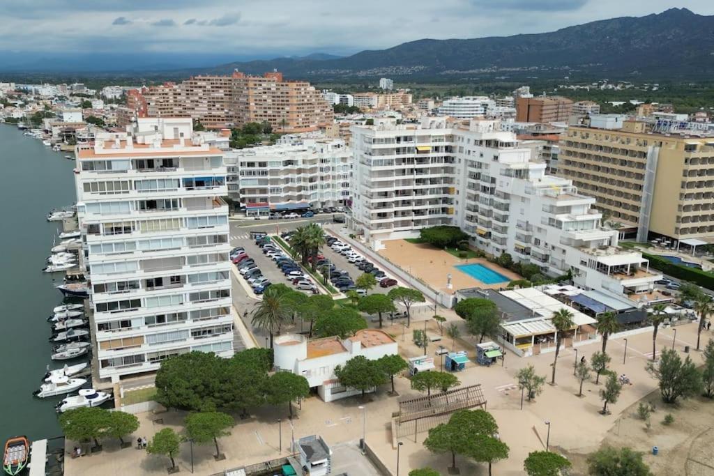 Spacieux Appartement Rose Front Mer Et Piscine Ρόζες Εξωτερικό φωτογραφία