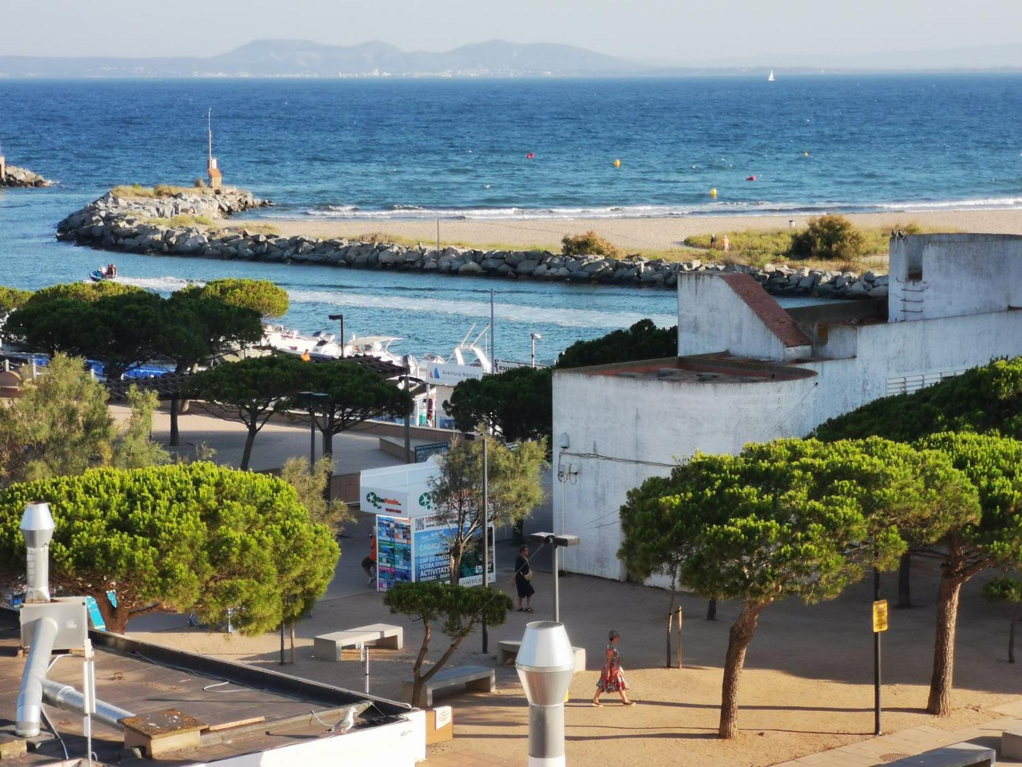 Spacieux Appartement Rose Front Mer Et Piscine Ρόζες Εξωτερικό φωτογραφία