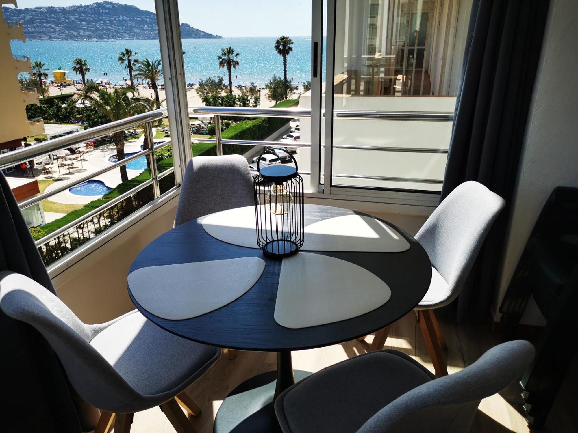 Spacieux Appartement Rose Front Mer Et Piscine Ρόζες Εξωτερικό φωτογραφία